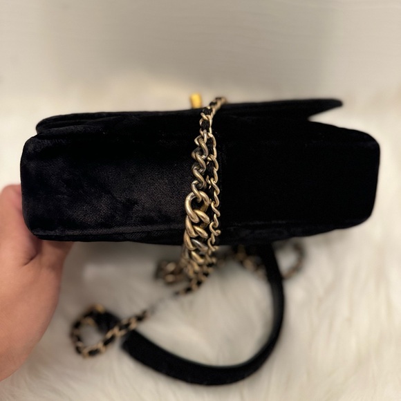 CHANEL Velvet Quilted Small Camellia Flap Black - Picture 5 of 11